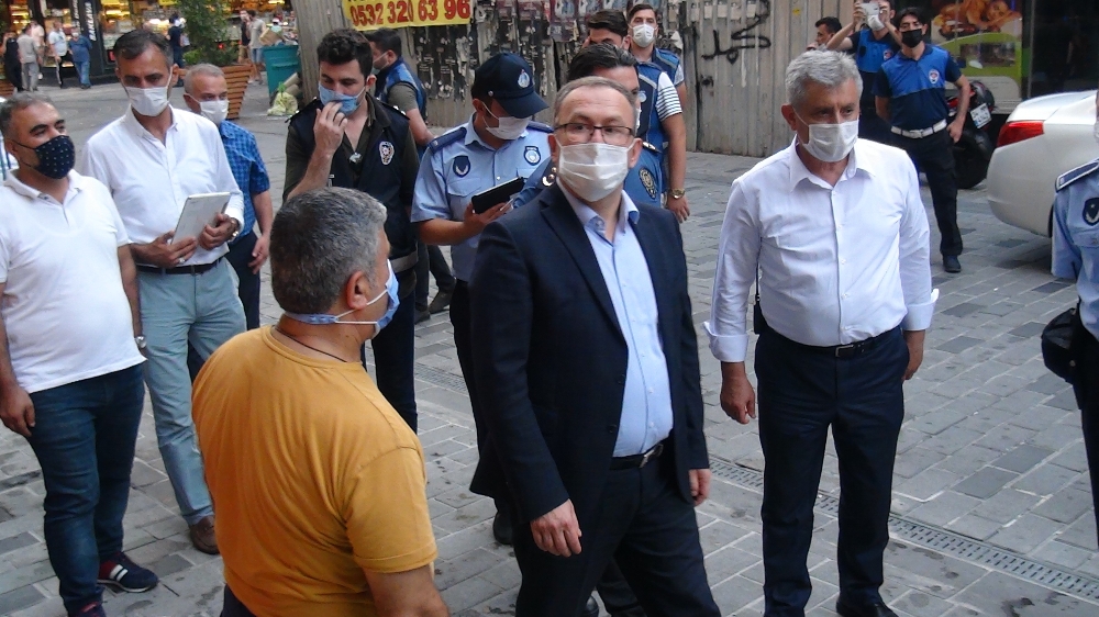 Taksim’de iş yerleri denetlendi