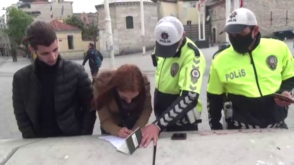Taksim’de kısıtlamada sokağa çıkan turistlere ceza kesildi