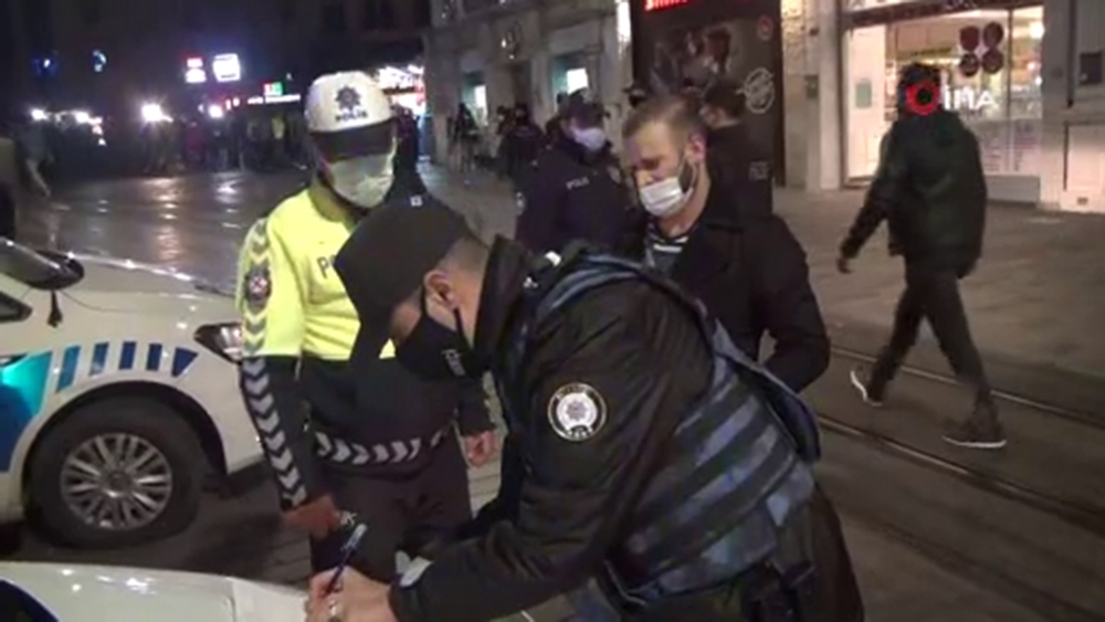 Taksim’de kısıtlamalara uymayanlara ceza yazıldı