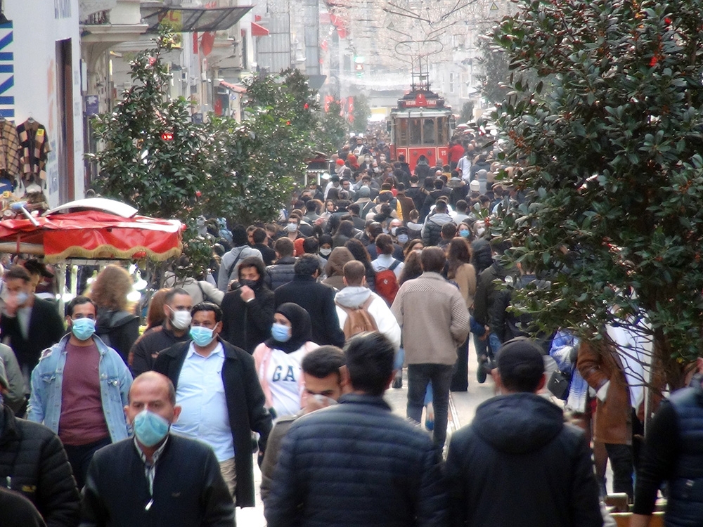 Taksim’de korona virüse rağmen oluşan kalabalık dikkat çekti