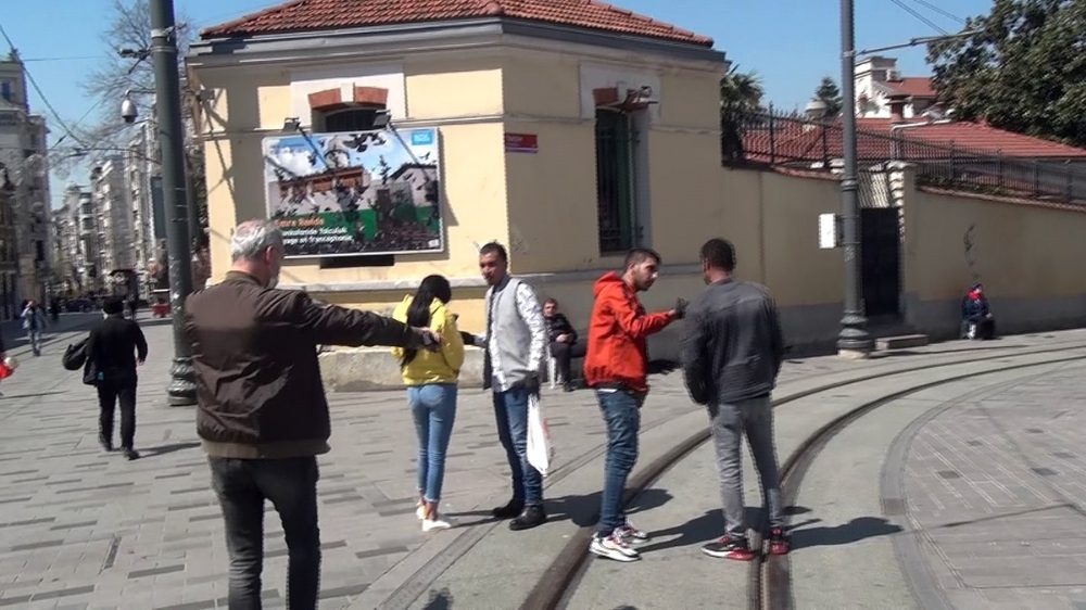 Taksim’de kuralları hiçe sayan turistlere polis müdahale etti