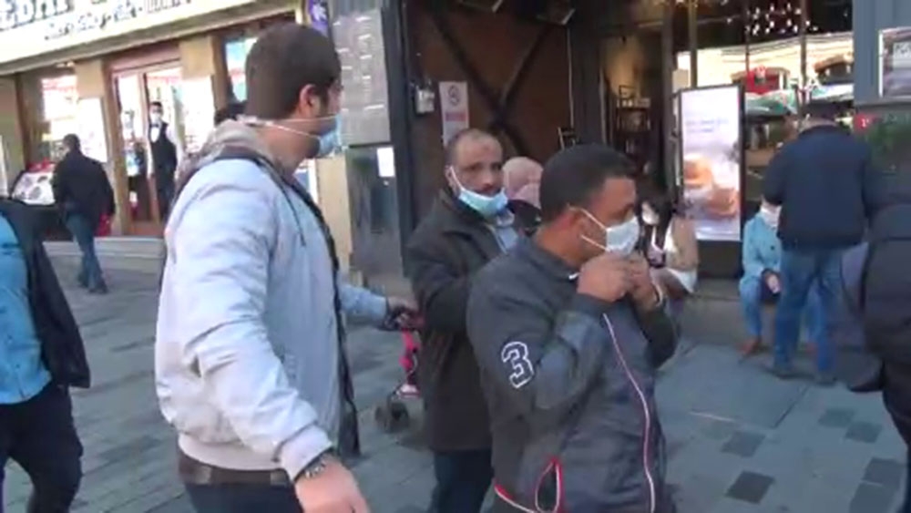Taksim’de maske takmayan turistlere ceza kesildi