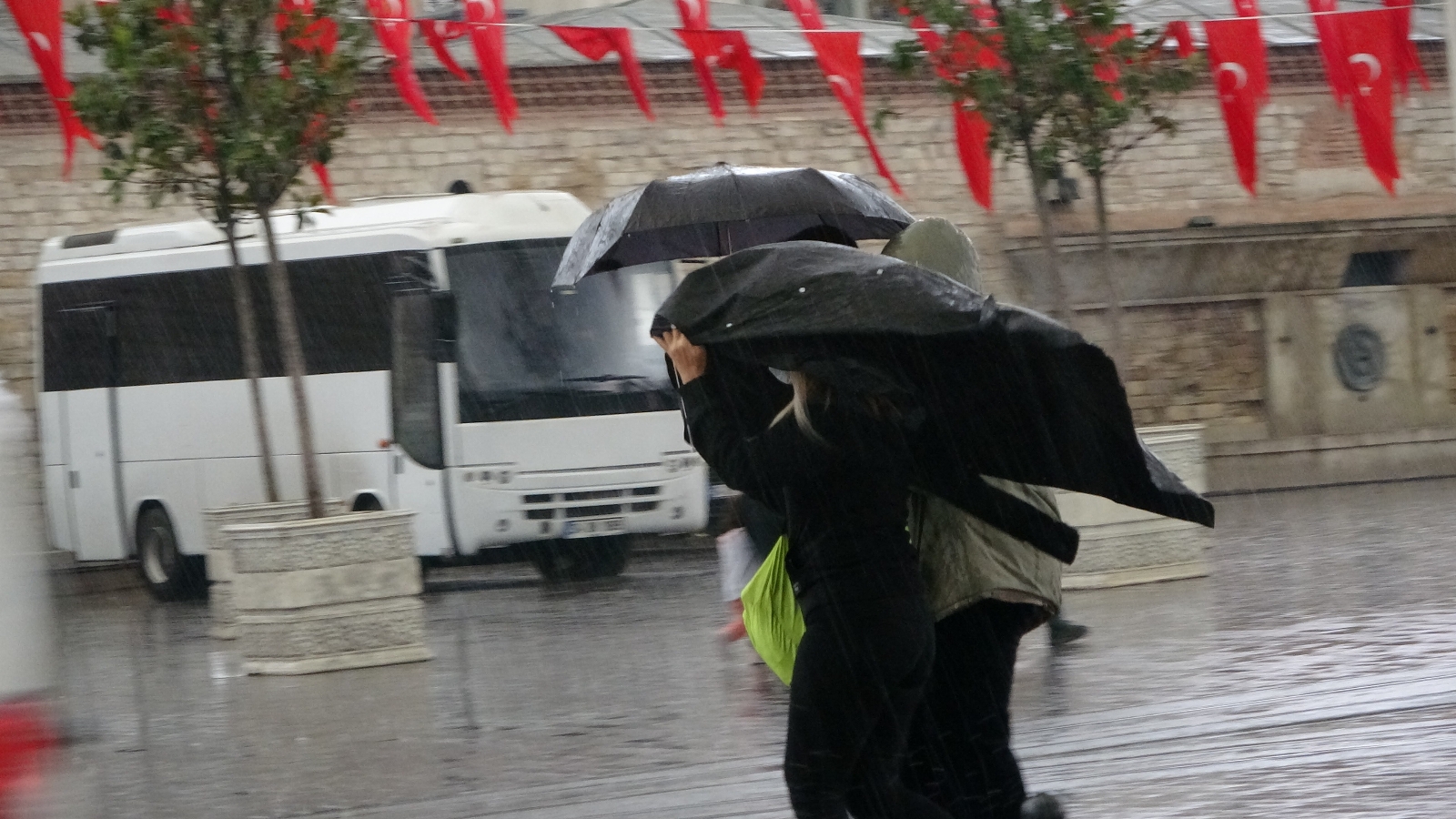 Taksim’de önce hava karardı sonra sağanak yağış başladı