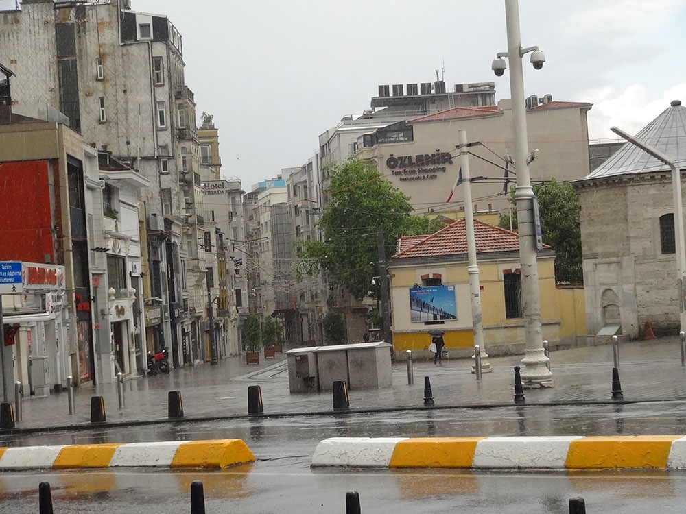 Taksim’de önce yağmur yağdı sonra güneş açtı