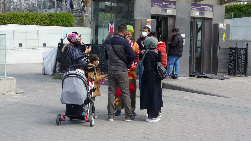 Taksim’de özçekim yaptırdığı turistleri para için tehdit eden palyaço gözaltına alındı