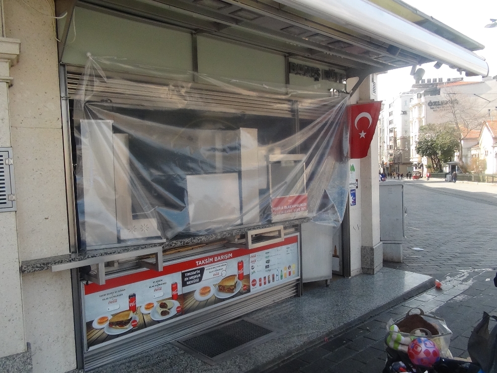Taksim’de restoran ve lokanta esnafı kepenk kapattı
