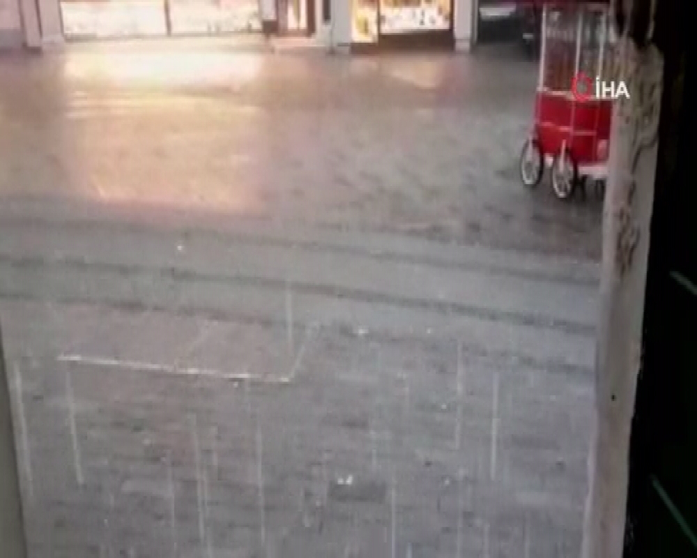 Taksim’de sağanak yağış etkili oldu