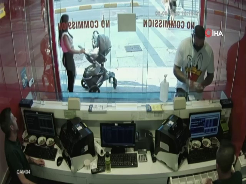 Taksim’de şaşkına çeviren telefon hırsızlığı kamerada