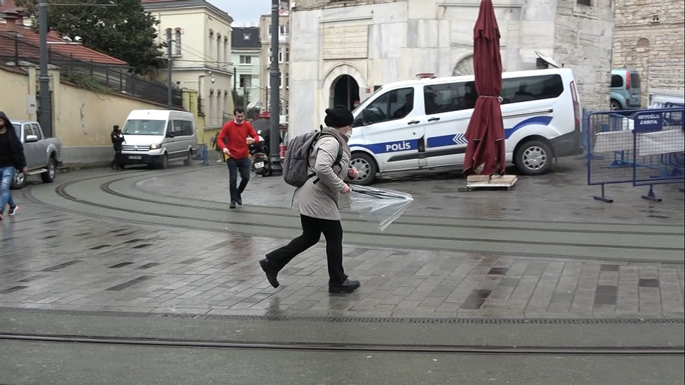 Taksim’de şiddetli rüzgar vatandaşlara zor anlar yaşattı