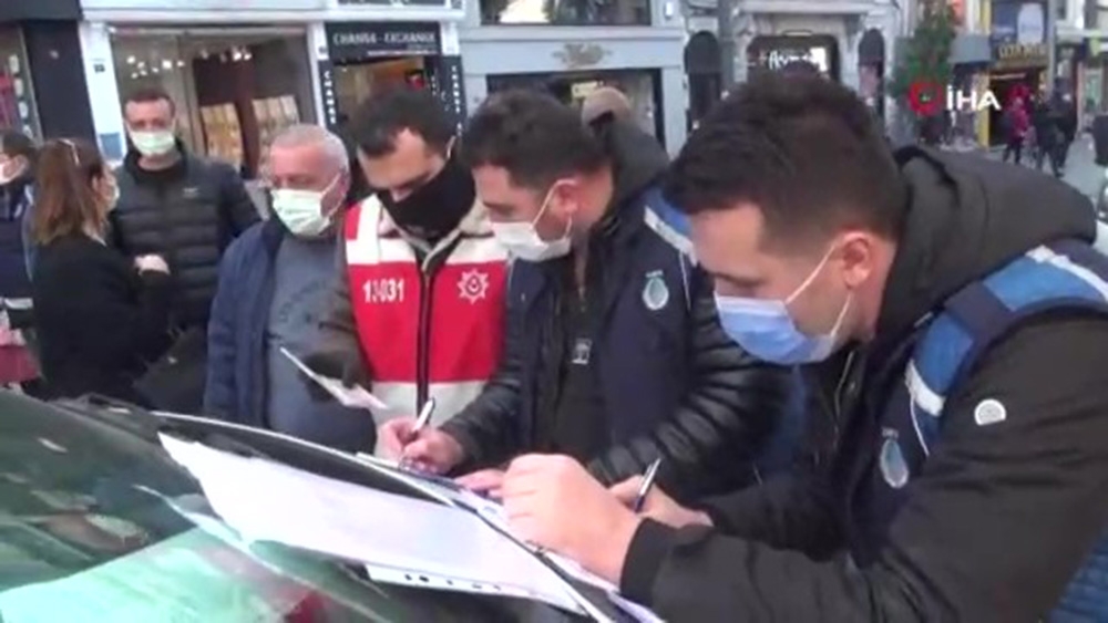 Taksim’de sigara ve maske yasağına uymayanlara ceza