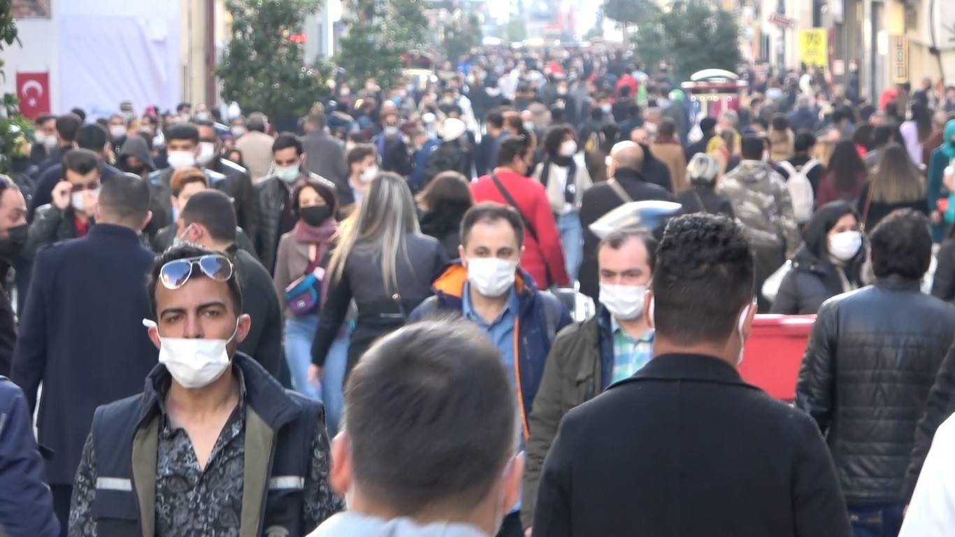 Taksim’de sokağa çıkma kısıtlaması öncesi insan seli