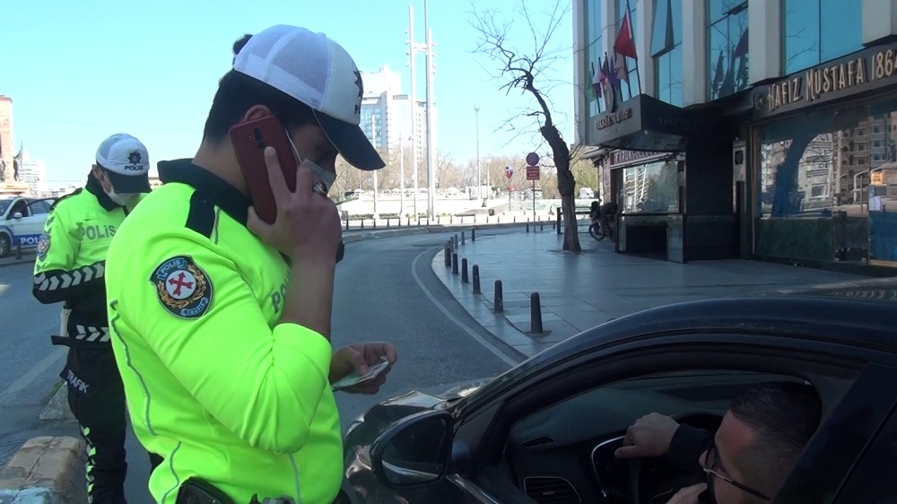 Taksim’de sokağa çıkma kısıtlamasını delen ehliyetsiz sürücüye ceza