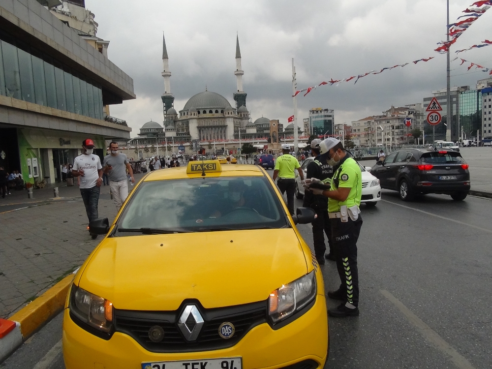Taksim’de ticari taksilere koronavirüs denetimi