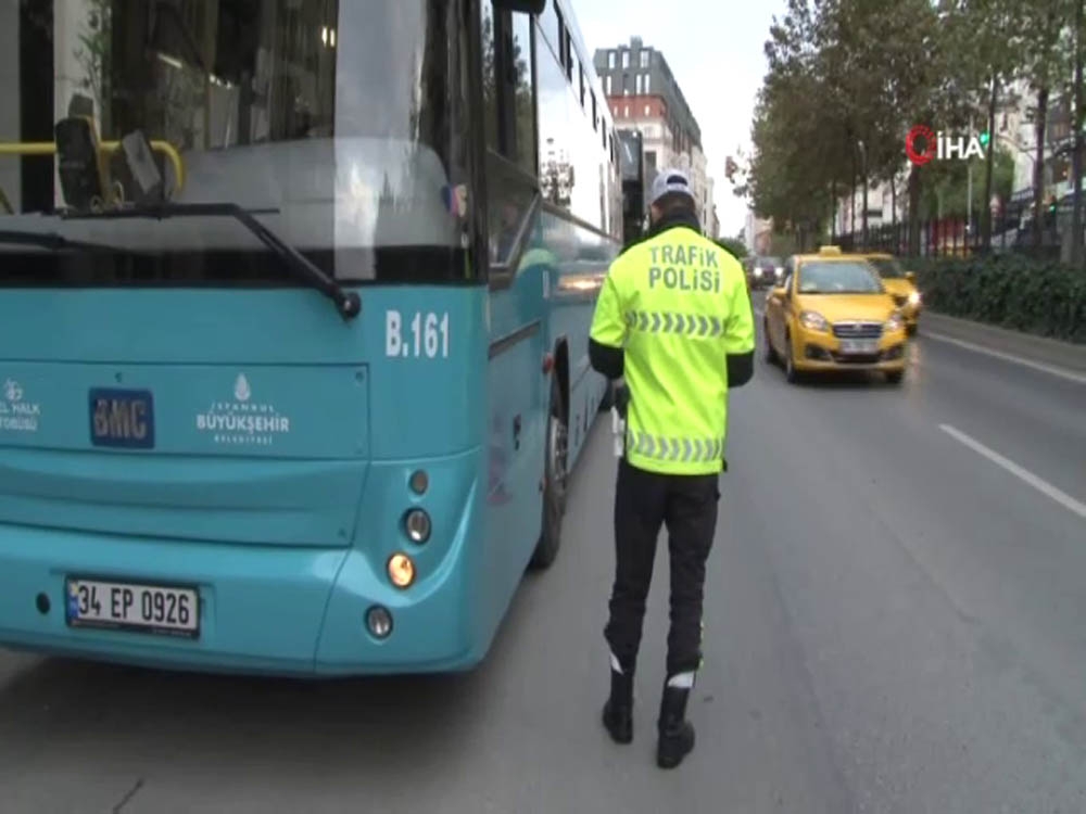 Taksim’de toplu taşıma araçlarında korona virüs denetimi