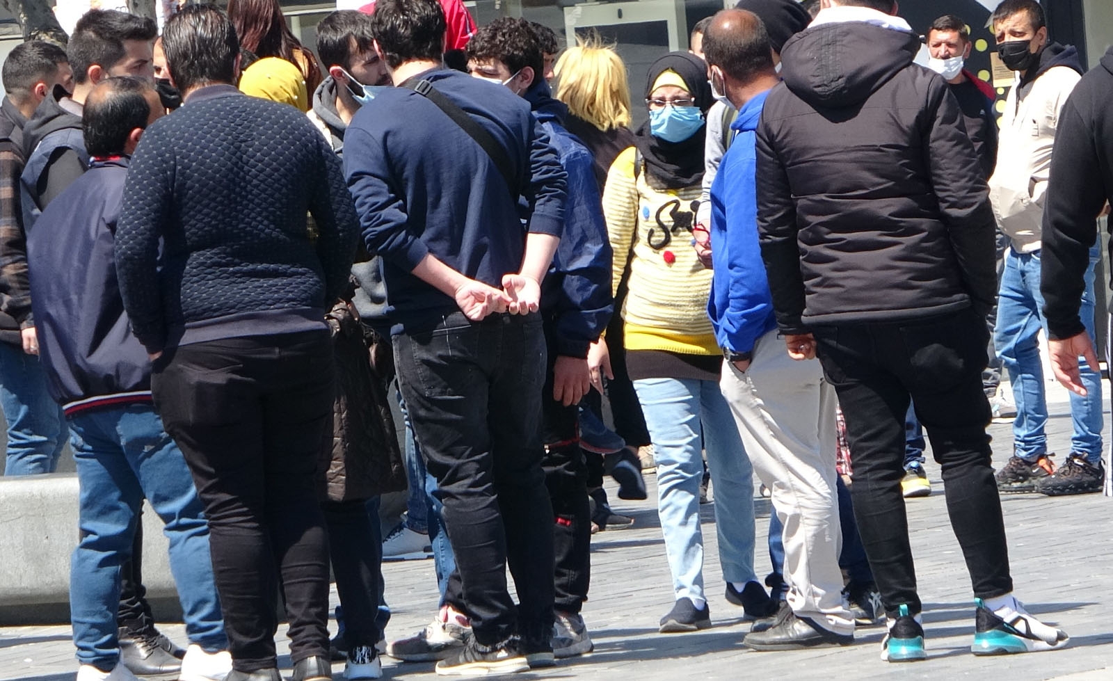 Taksim’de turistler ile satıcılar arasında tekmeli yumruklu kavga