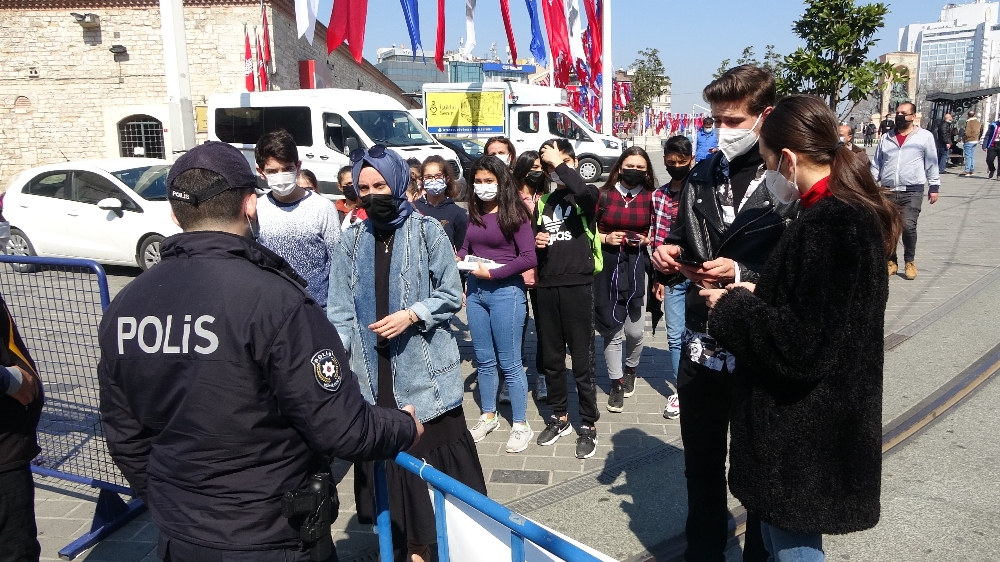 Taksim’de turistler maske ve sosyal mesafe kuralını hiçe saydı