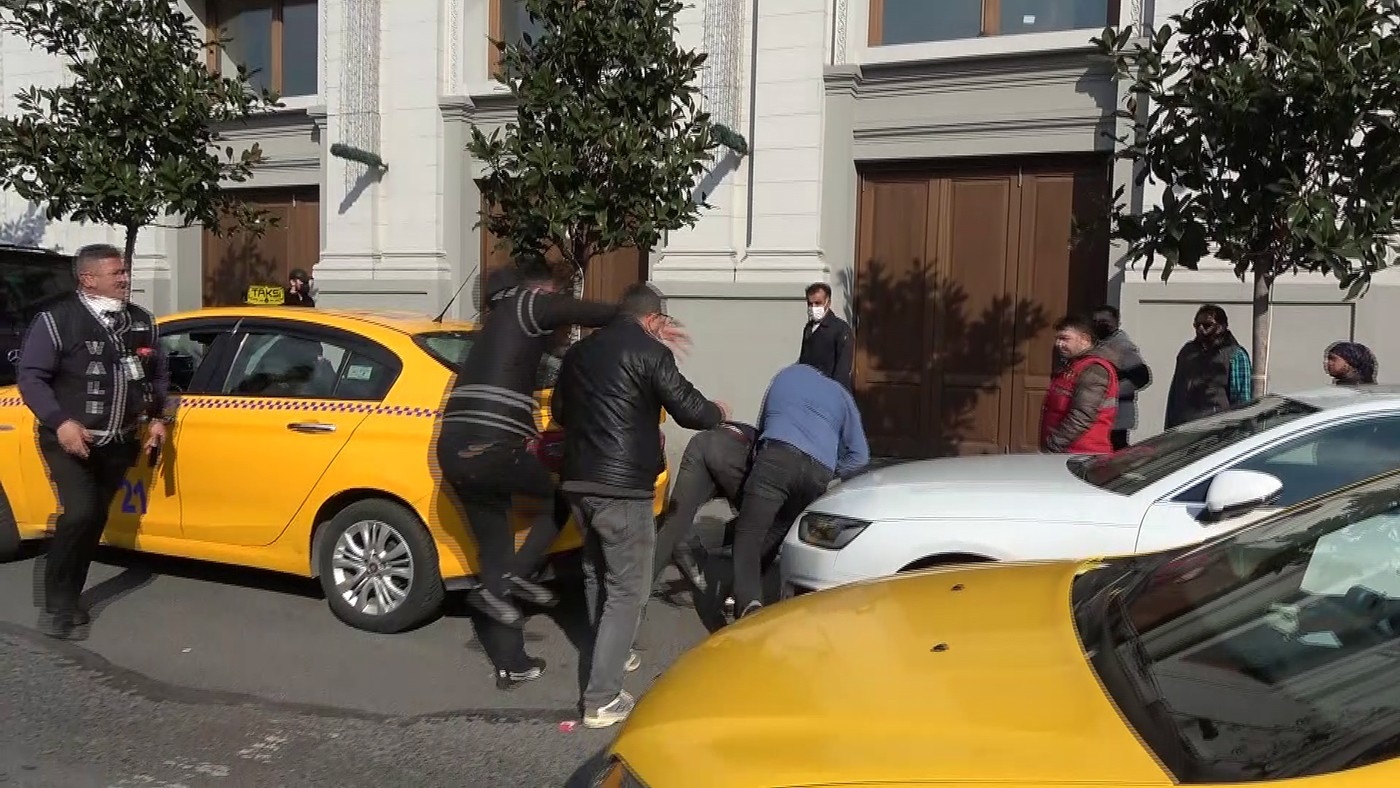Taksim’de valelerle sokakta kalan gencin kavgası kamerada