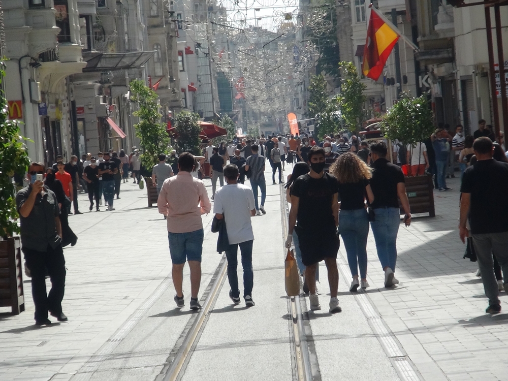 Taksim’de vatandaşlar sosyal mesafe ve maske kuralına uymadı