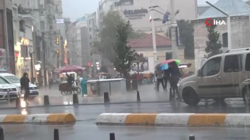 Taksim’de vatandaşlar yağmura hazırlıksız yakalandı