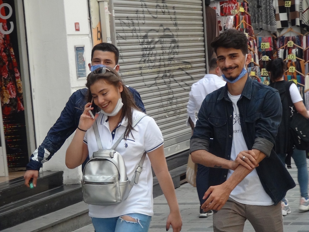 Taksim’de vatandaşlar yine maske ve sosyal mesafe kuralına uymadı