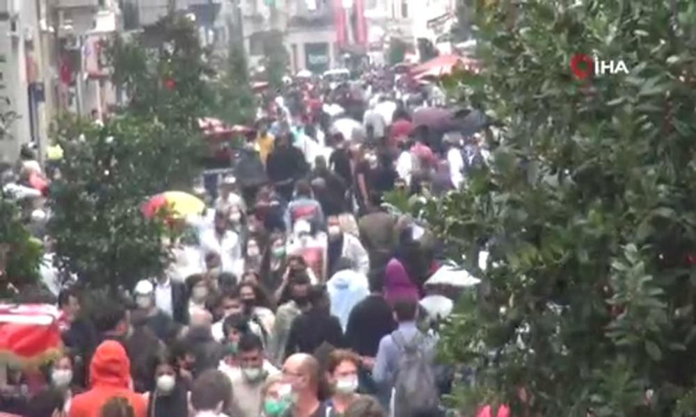 Taksim’de yağmur etkili oldu