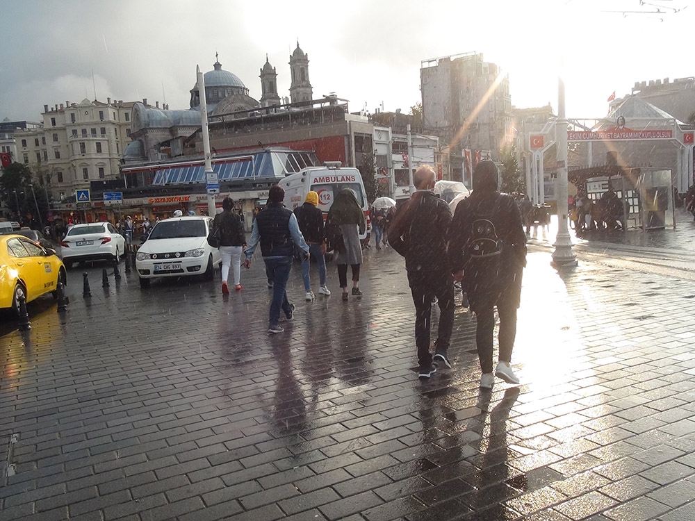 Taksim’de yağmur sonrası oluşan gökkuşağı hayran bıraktı
