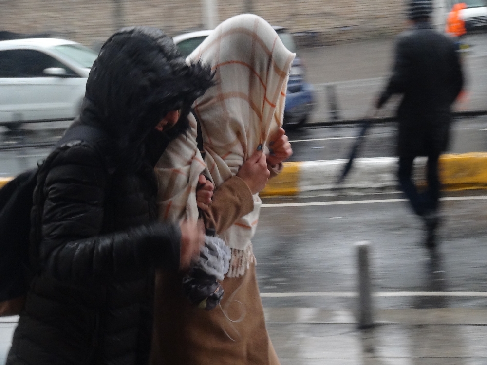 Taksim’de yağmur ve rüzgar vatandaşlara zor anlar yaşattı