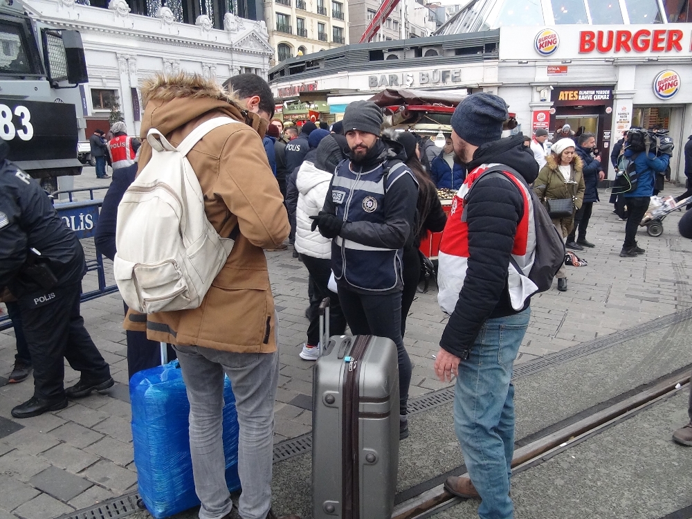 Taksimde Yılbaşı Önlemleri Başladı, Yollar Araç Trafiğine Kapatıldı