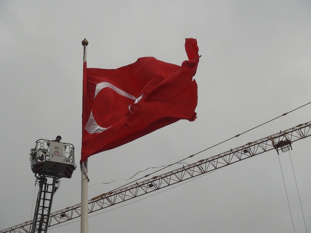 Taksim’de yırtılan dev Türk bayrağı değiştirildi