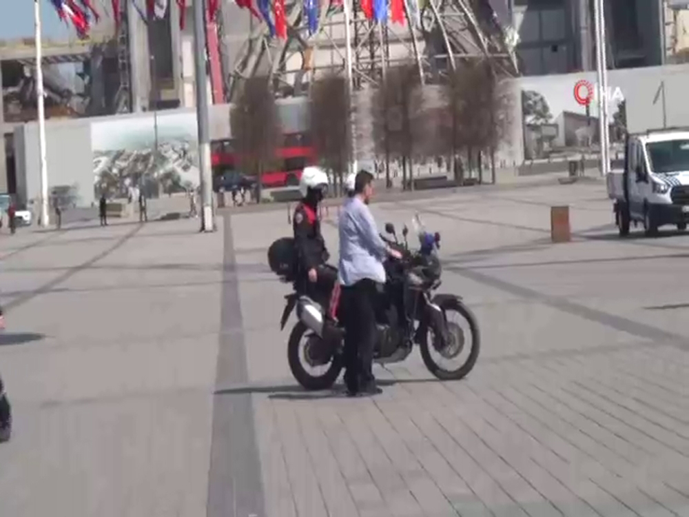 Taksim’de yunuslar maskesiz dolaşanlara göz açtırmıyor