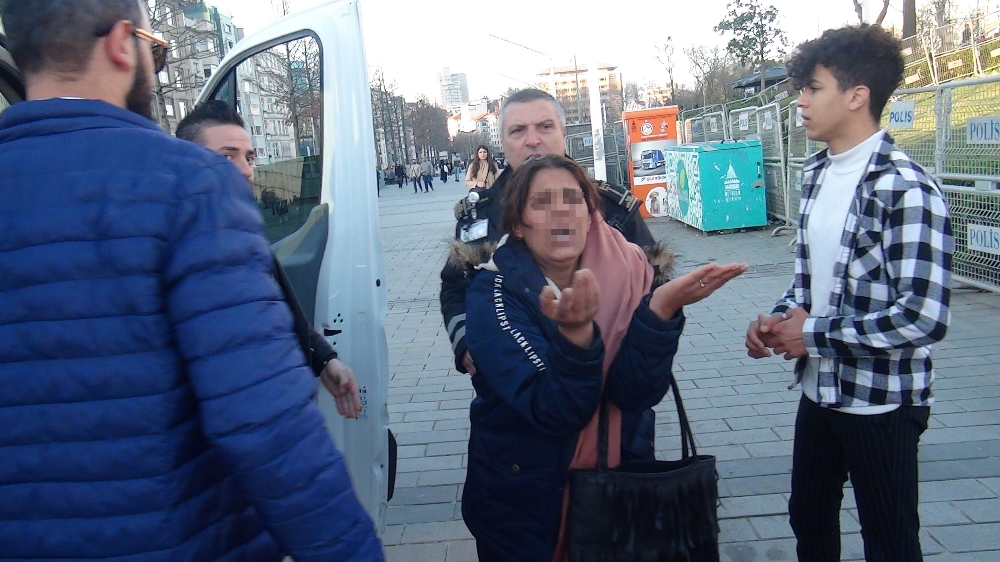 Taksim’de yürüyen merdivende cüzdan hırsızlığı