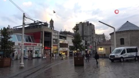 Taksim’deki yoğunluk yağmur yağışı sonrası dağıldı