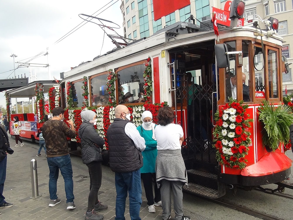 Taksim’in simgelerinden nostaljik tramvay Cumhuriyet Bayramı için süslendi