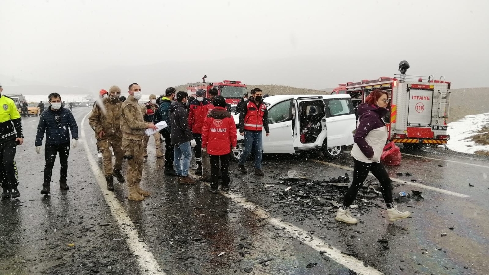 Taksiyle hafif ticari araç çarpıştı: 3 ölü, 7 yaralı