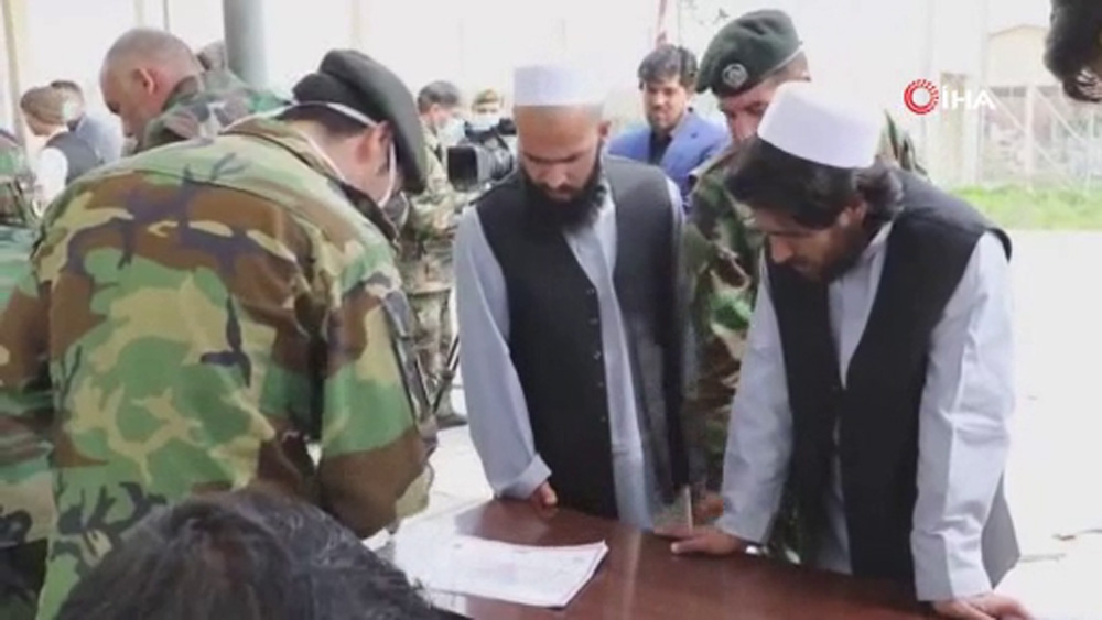 Taliban 20 Afgan esiri serbest bırakıyor