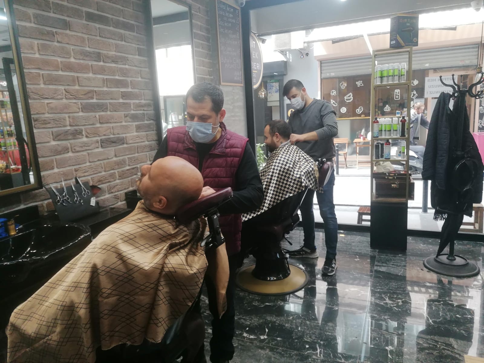 Tam kapanma öncesi kuaför ve berberlerde yoğunluk oluştu