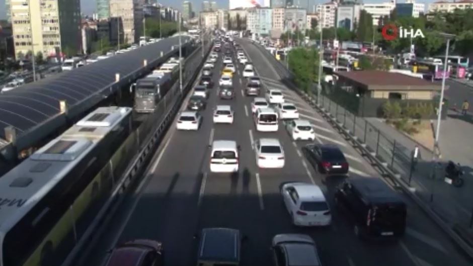 Tam kapanmanın ardından İstanbul’da ilk mesai sonu trafik yüzde 63’e ulaştı