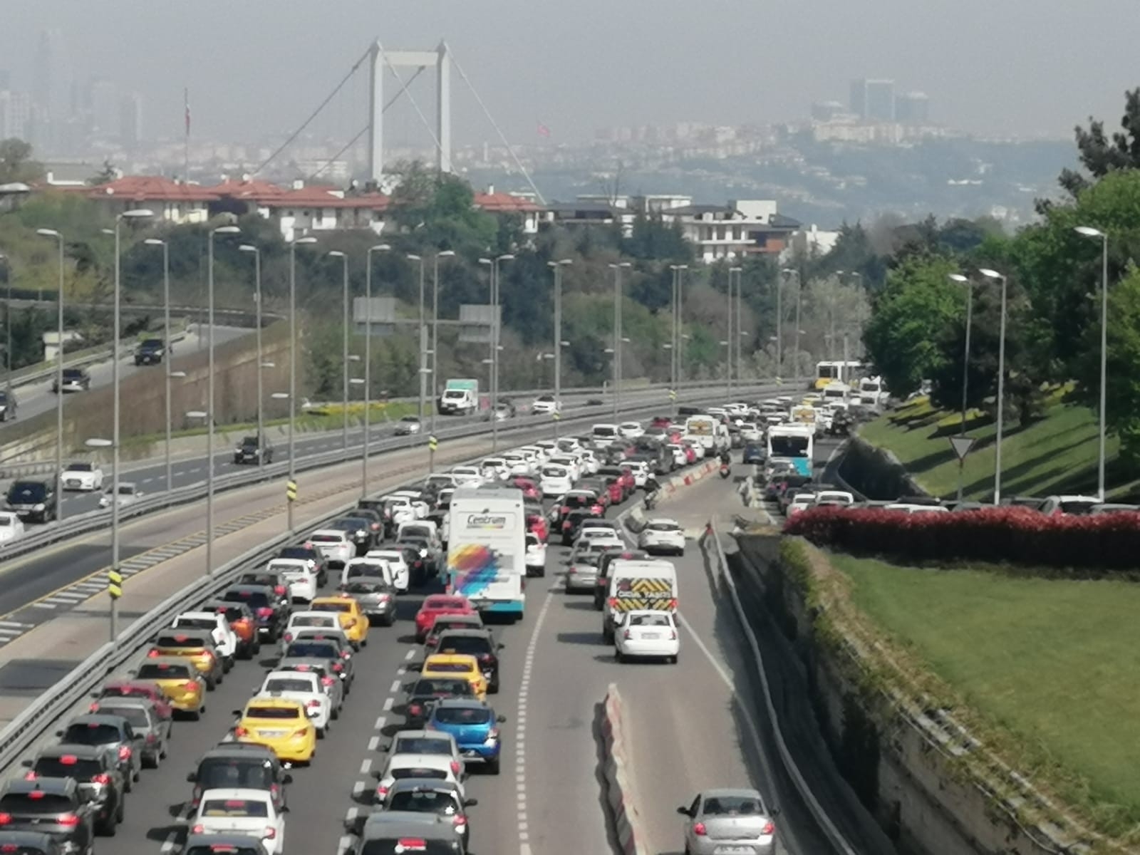 Tam kapanmanın ilk gününde 15 Temmuz Şehitler Köprüsünde trafik yoğunluğu
