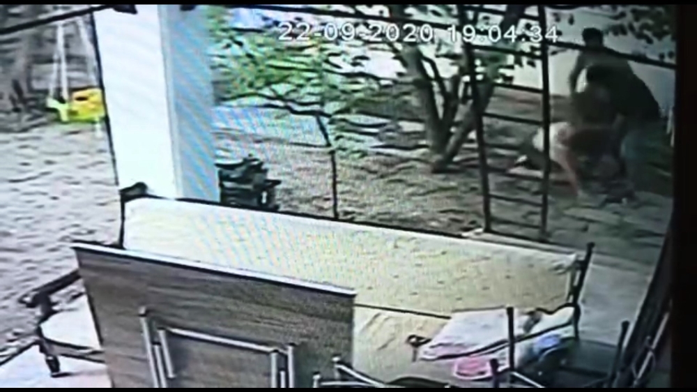 Tanımadığı kadını güpegündüz bayıltana kadar dövdü