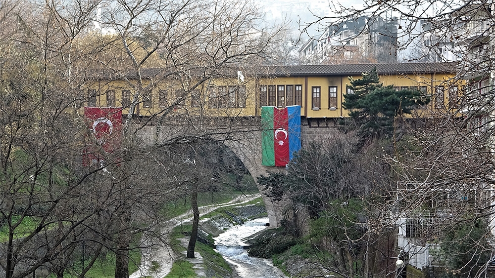 Tarihî köprü hırsızları kameraya yakalandı