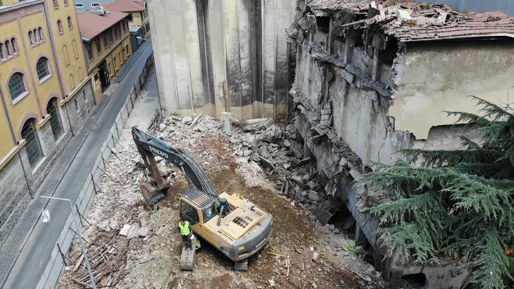 Tarihi Bomonti Bira Fabrikası’nın yıkımına başlandı