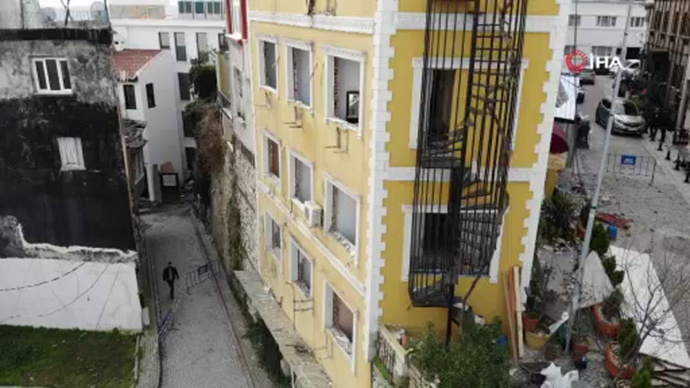 Tarihi çeşmenin üzerine yapılan otel balyozla yıkılıyor