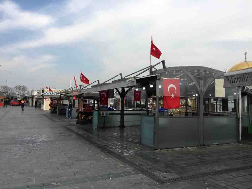 Tarihi Eminönü balık ekmek tekneleri de gel-al servise döndü