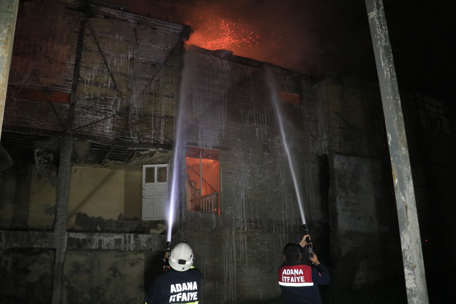 Tarihi evlerin yanındaki ahşap binada çıkan yangın korkuttu