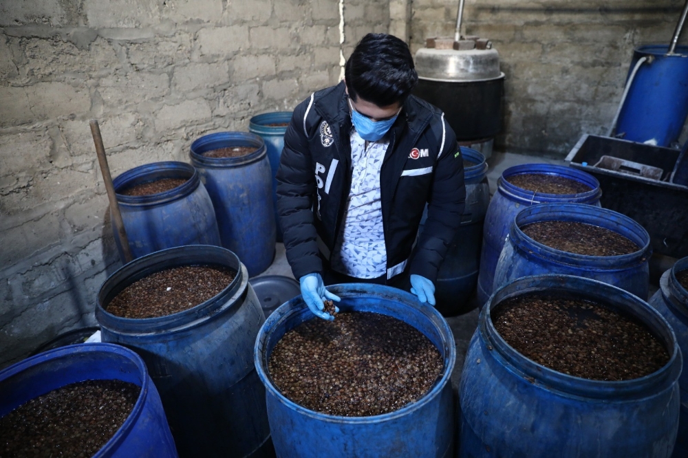 Tarihi fabrika deposunda 3 ton sahte içki ele geçirildi