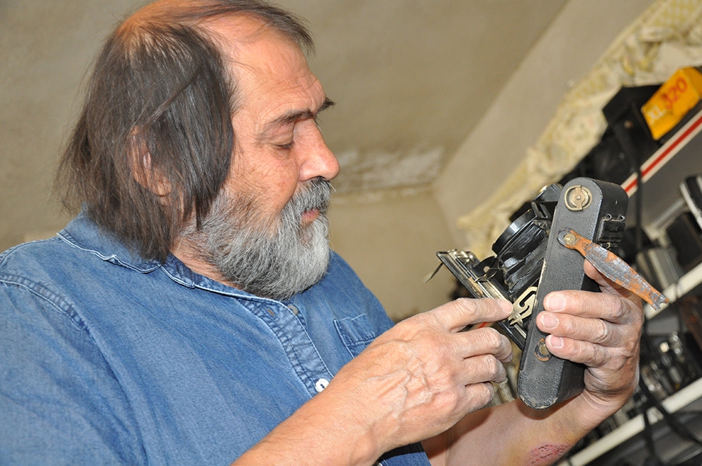 Tarihi fotoğraf makinelerine gözü gibi bakıyor