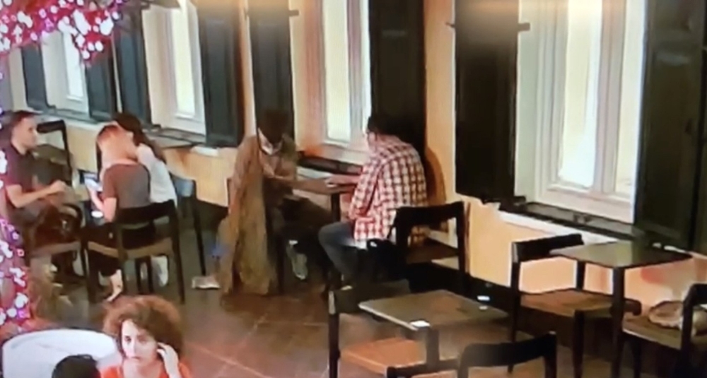 Tarihi Narmanlı Han’daki kafede çanta hırsızlığı kamerada