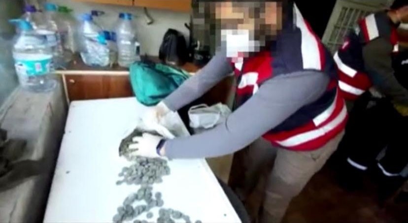 Tarihi sikkeleri satamadan jandarmaya yakalandı