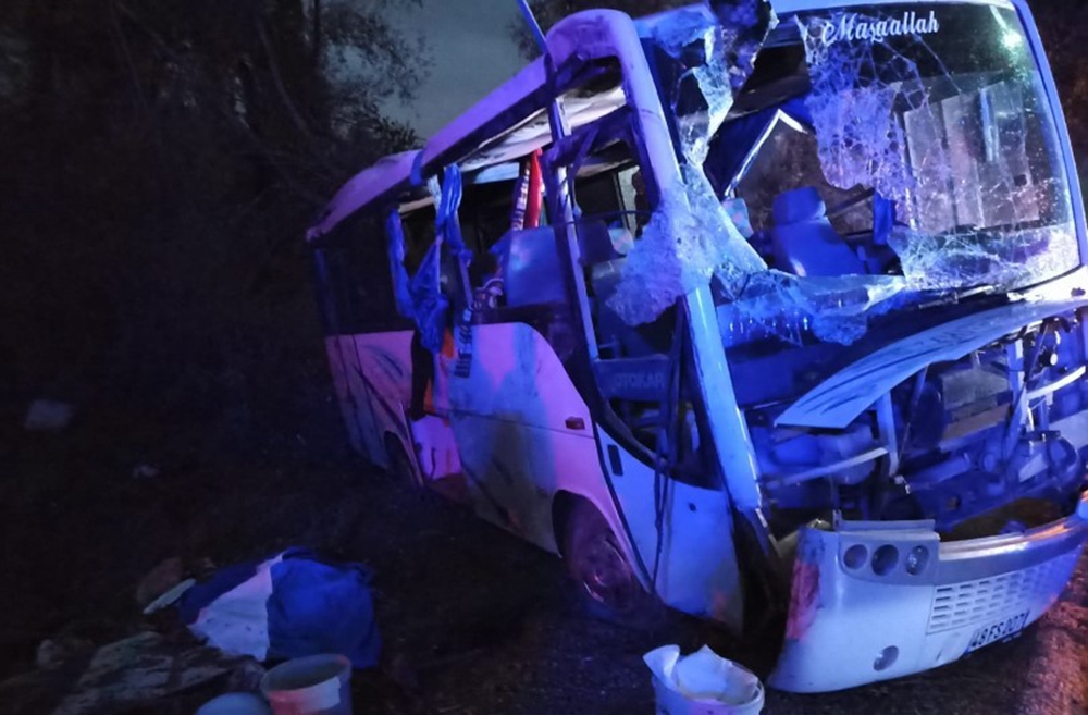 Tarım işçilerini taşıyan midibüs ile ticari araç çarpıştı: 1 ölü, 24 yaralı