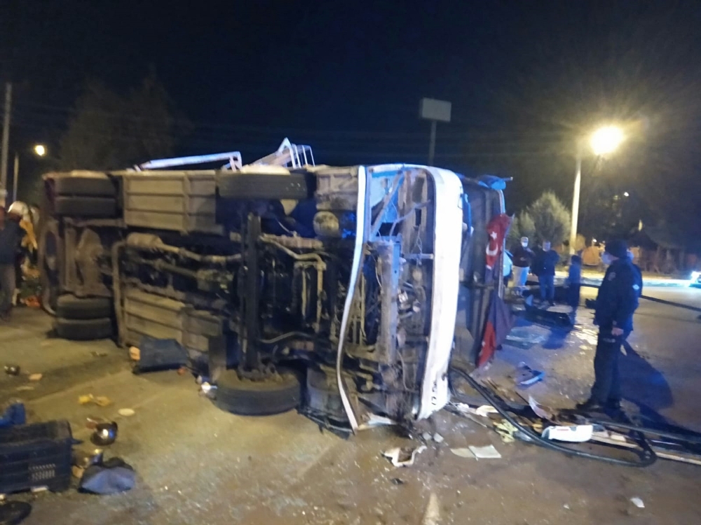 Tarım işçilerini taşıyan midibüs minibüs ile çarpıştı: 16 yaralı